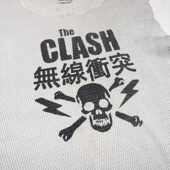 THE CLASH Skull & Crossbones 80s Japan Tour Cut-Off Tee (Off-White | Size M) - Picture 3 of 7